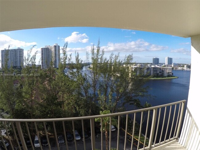 Foto del edificio - 18151 NE 31st Ct