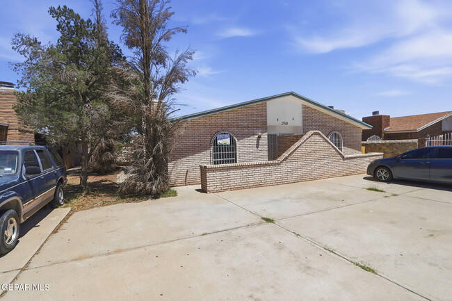 Building Photo - 2918 E Glen Dr