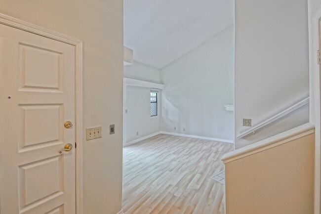 Foto del edificio - PARTIALLY REMODELED, BRIGHT & SPACIOUS, END-UNIT POOLFRONT TOWNHOUSE W/ SPACIOUS & PRIVATE PATIO ...