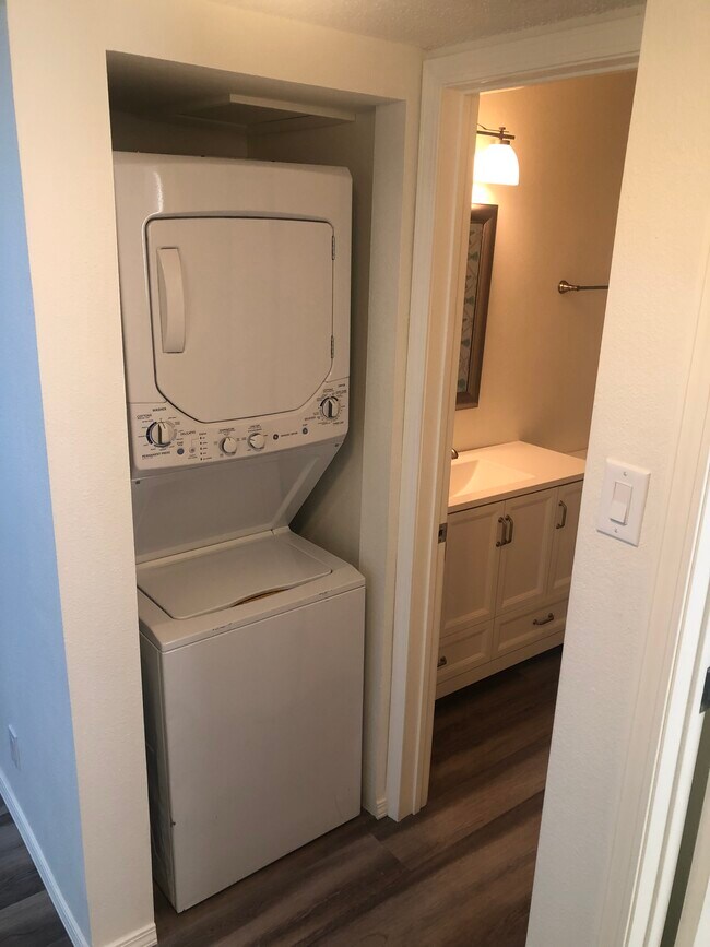 Wash/Dryer In Unit - 3919 Ortiz Ct NE