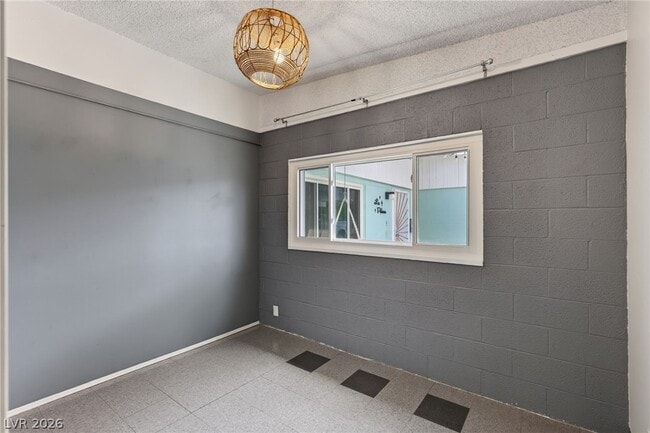 Building Photo - 1305 E Phillips Ave