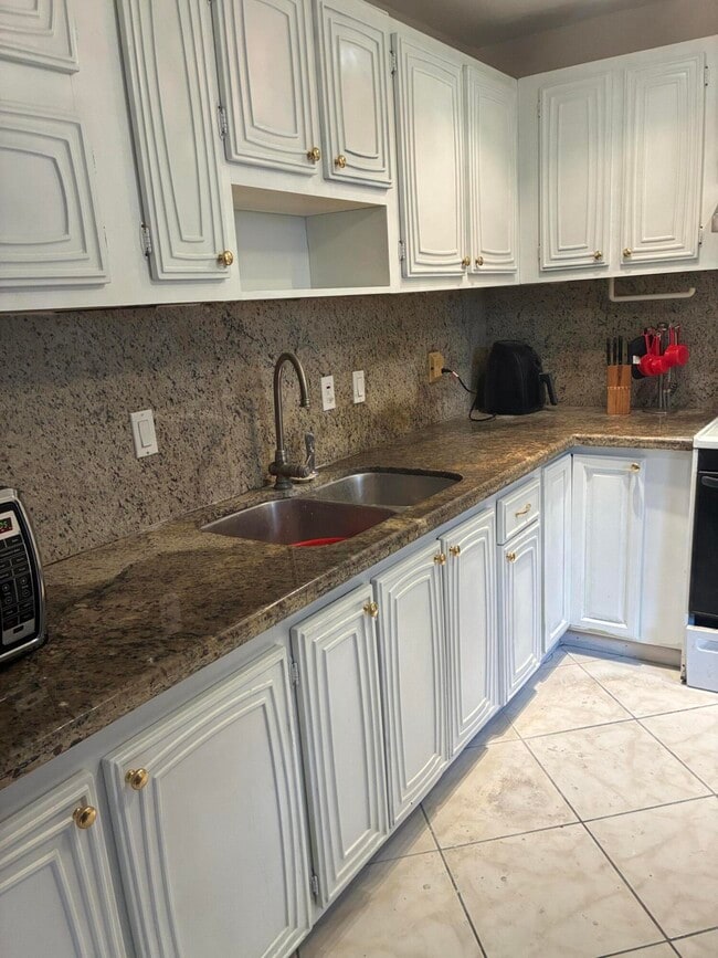 Building Photo - 2821 Somerset Dr