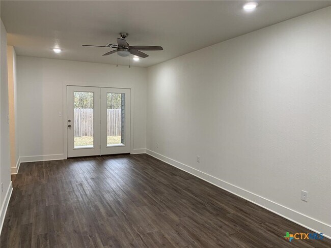 Foto del edificio - 1862 Royal Loop