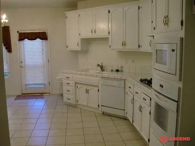 Building Photo - 4 Bedroom Home Next To CSUB!
