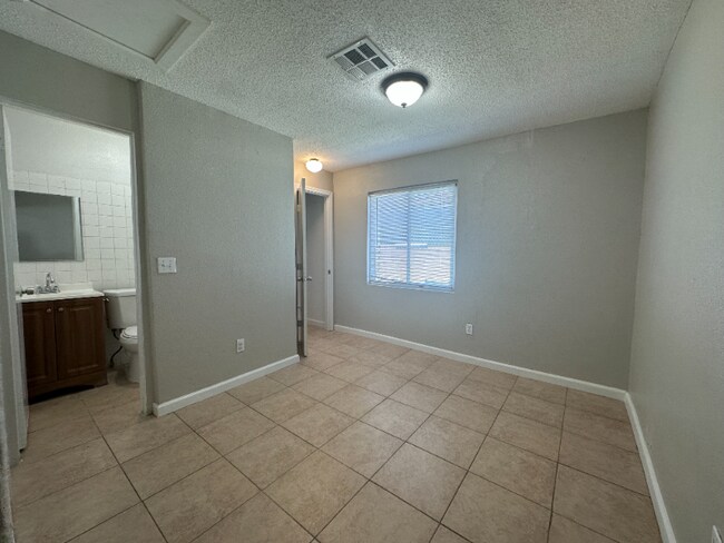 Foto del edificio - 2536 N Carroll St