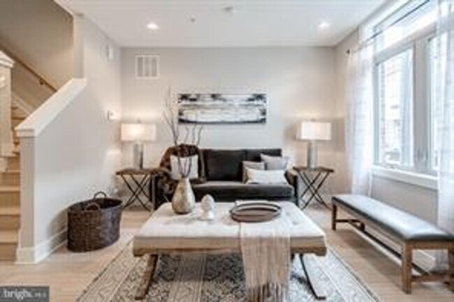Foto del edificio - Northern Liberties Townhome with 2 Car Parking