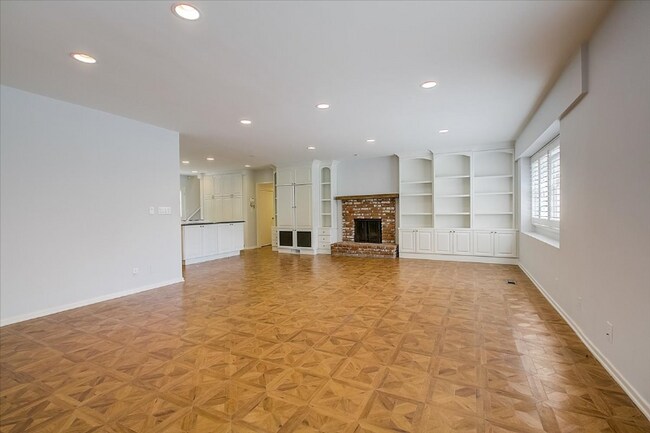 Building Photo - 134 S Carmelina Ave