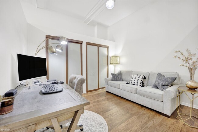 Foto del edificio - 2 br, 1 bath Condo - 360 W Illinois St