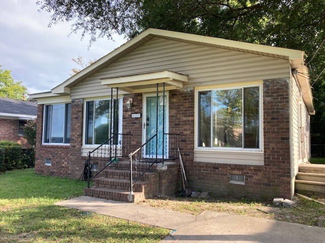 3 Bedroom 2 Full Bath Bungalow Minutes from Downtown Charleston with Charleston Harbor Views - 811 Minnie St House