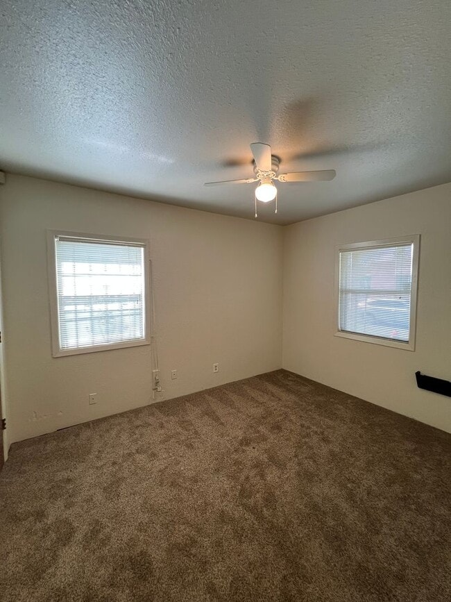 Building Photo - ONE BEDROOM APT W/ GARAGE!