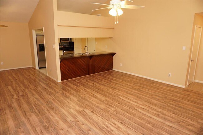 Building Photo - 204 Thunderbird Dr