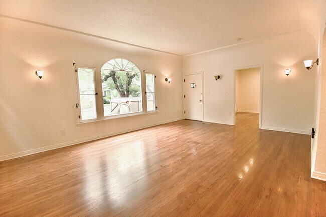 Vista de la sala de estar al dormitorio 1 - 4755 Wiota St