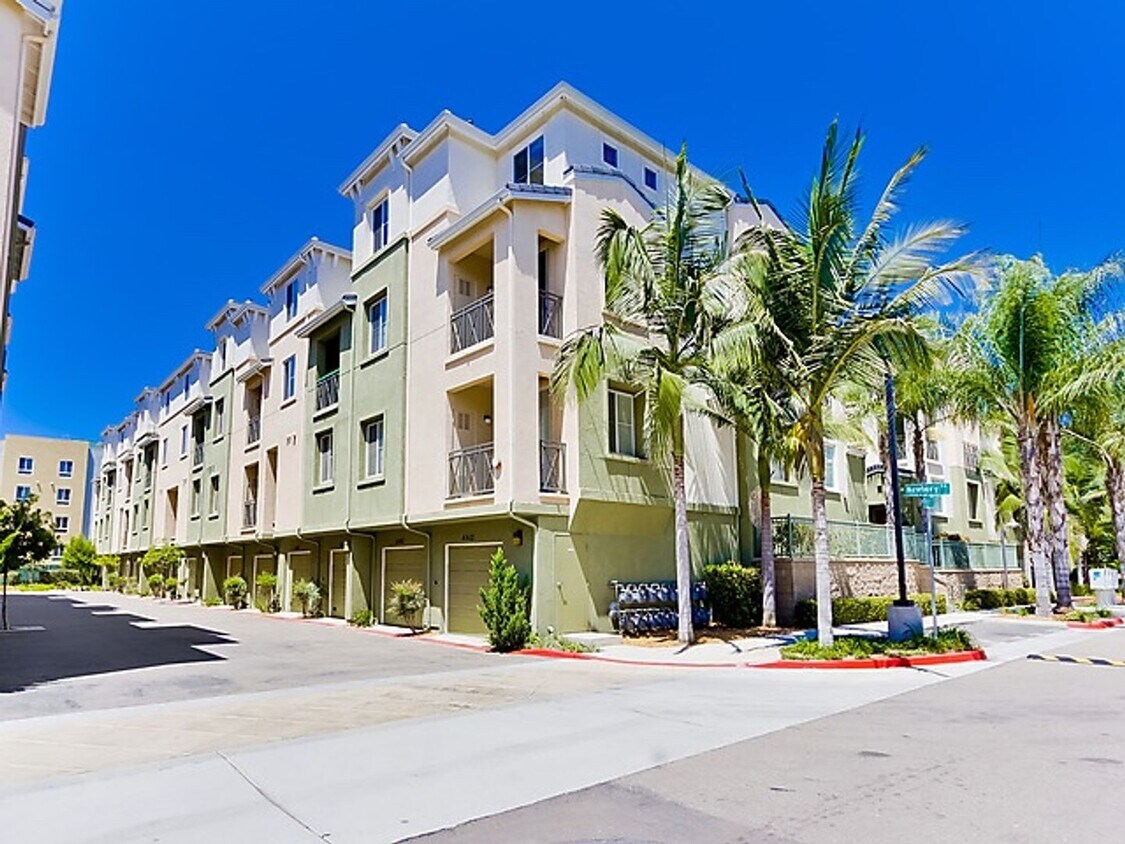 Foto principal - Spectrum Center, 2 Bed | 2 Bath Single Lev...