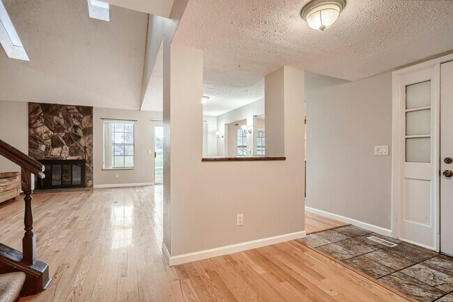 Foto del edificio - 2528 South Vaughn Way, Unit D