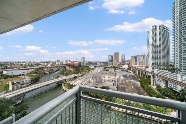 Foto del edificio - 690 SW 1st Ct