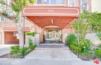 Building Photo - 532 N Rossmore Ave