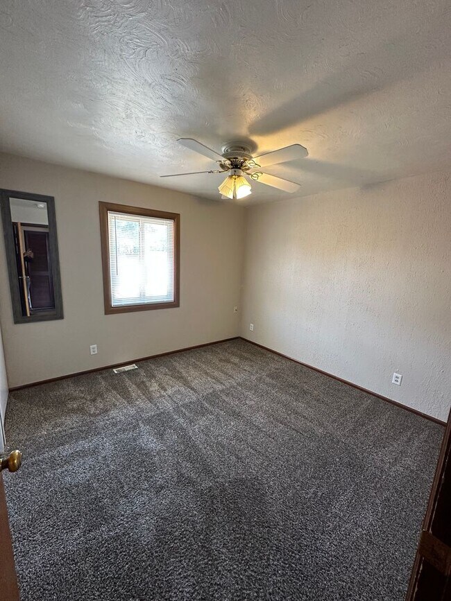 Building Photo - 3 BEDROOM, PLUS 1 BONUS ROOM, 1 BATHROOM, ...