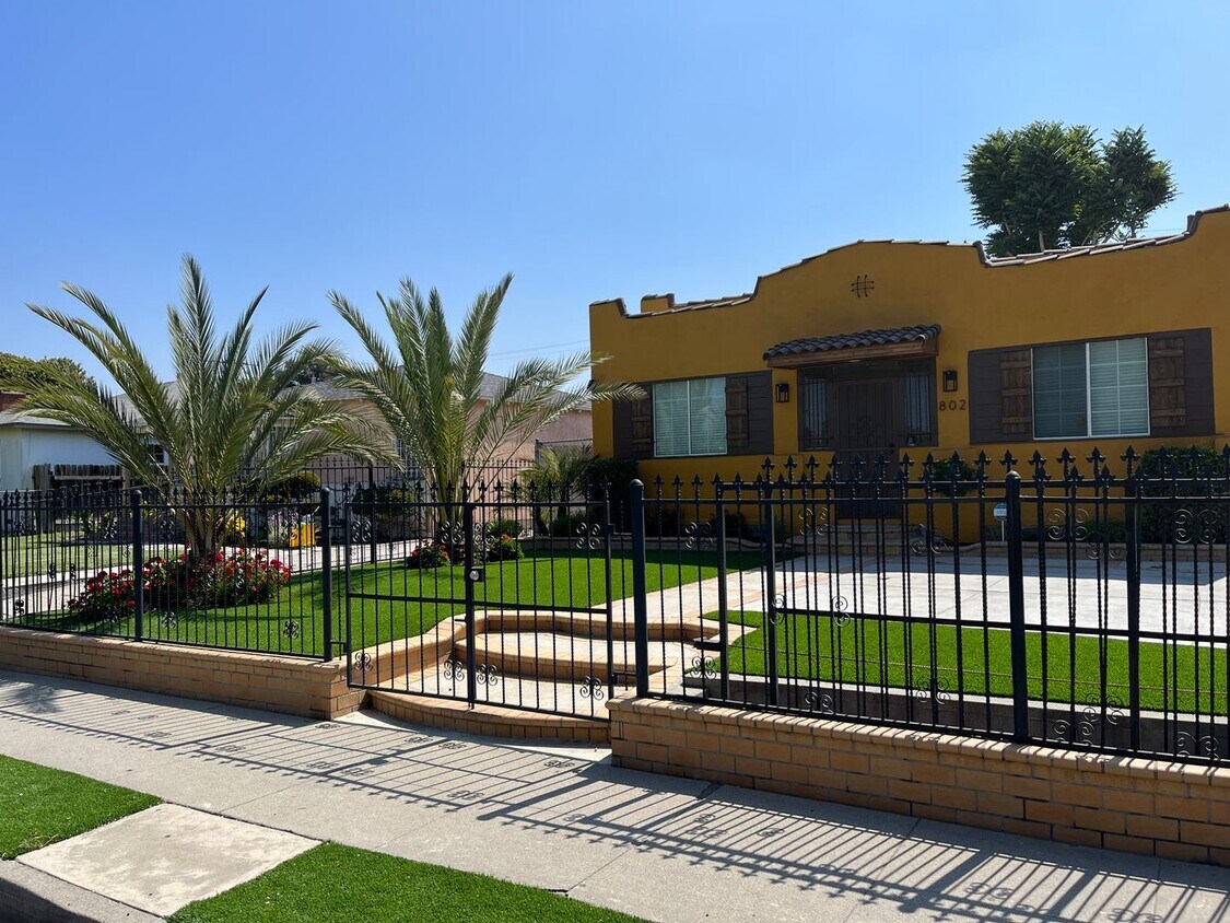 Foto principal - Beautifully Renovated 2 Bed / 1 Bath in Compton!