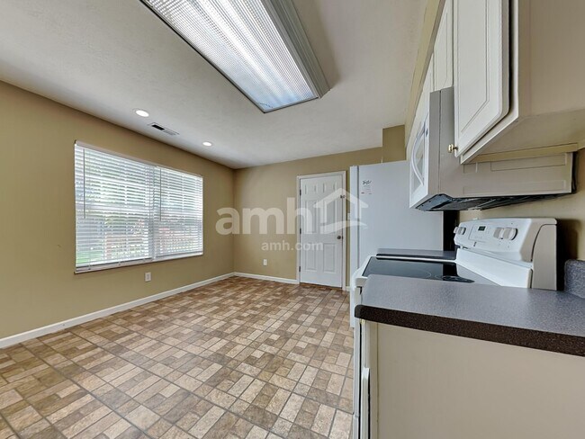 Foto del edificio - 6937 Cherry Grove Rd