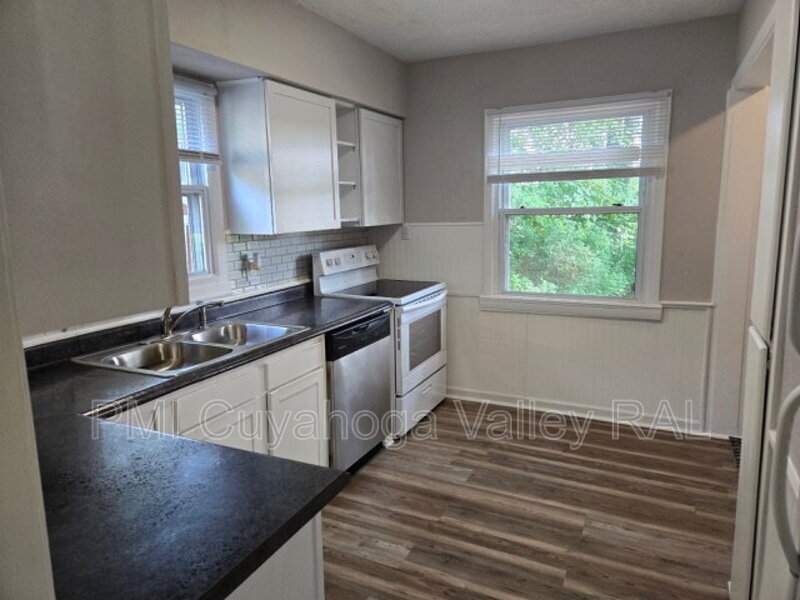 Foto principal - 2357 Suncrest Dr