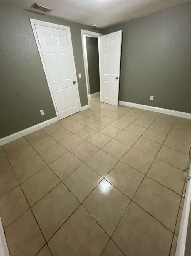 Foto del edificio - Palm River 2/1 Duplex- Move-In Ready! Apply FOR FREE today!