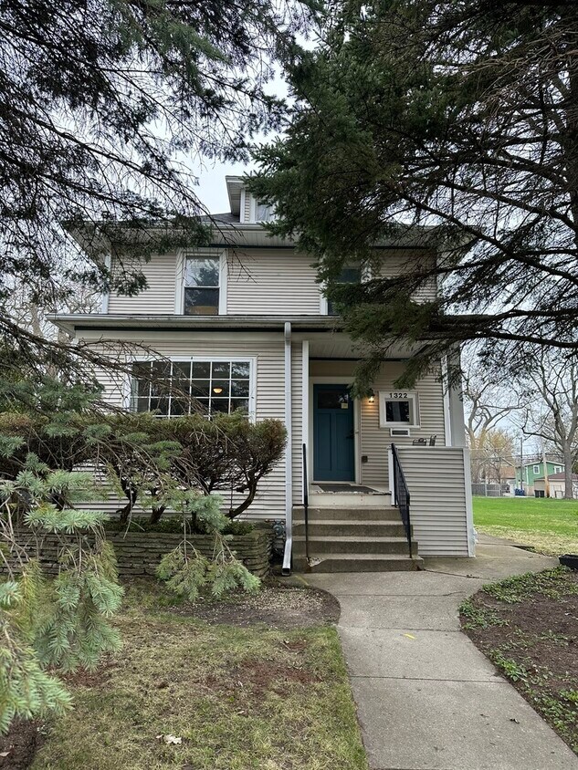Primary Photo - 1322 Wilmette Ave