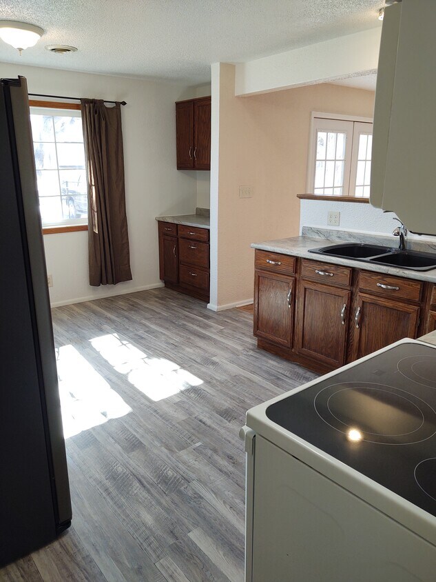 Spacious Kitchen - 1006 S Sanborn St