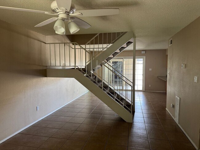 Foto del edificio - Centrally located 4 bedroom townhome