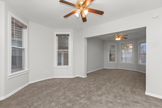 Foto del edificio - 3 bedroom in Chicago IL 60618