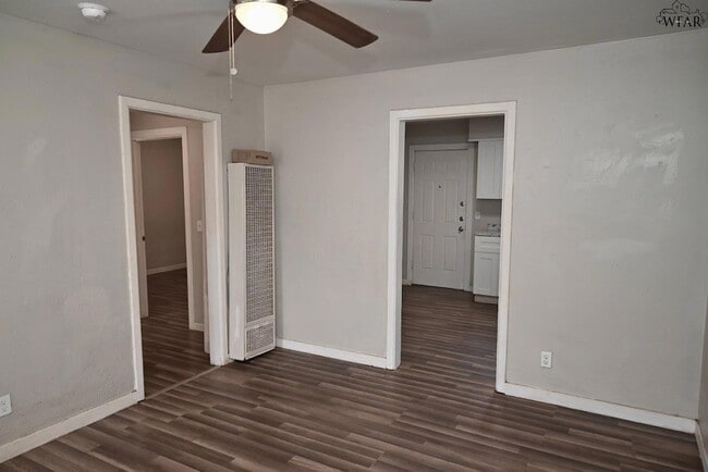 Building Photo - 600 E 1st St