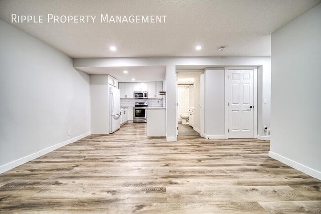 Building Photo - 2 bedroom+ den 1 bathroom basement in the community of Dalhousie
