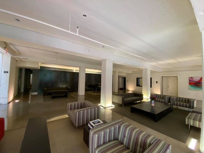Foto del edificio - Lovely 1 BR + Den/1 BA Condo in Mount Vern...