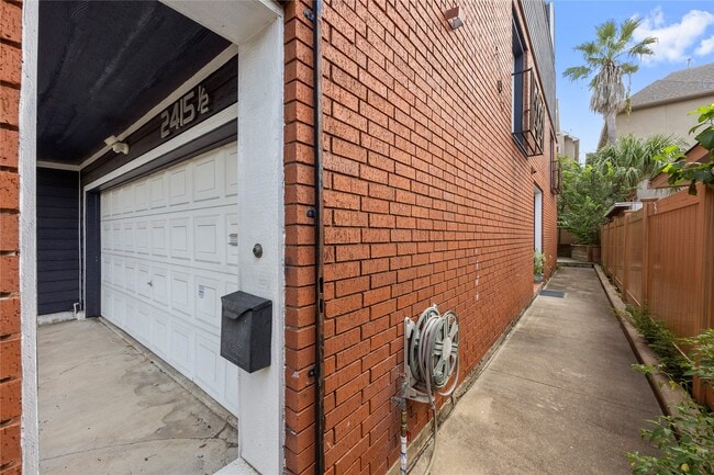 Building Photo - 2415 Dunlavy St