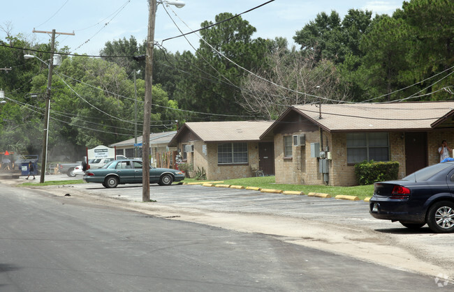 Building Photo - Pinecrest Villas