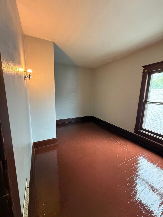 Foto del edificio - 4 bedrooms 2 bathrooms house