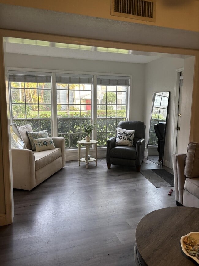 Foto del edificio - 5048 Heatherhill Ln