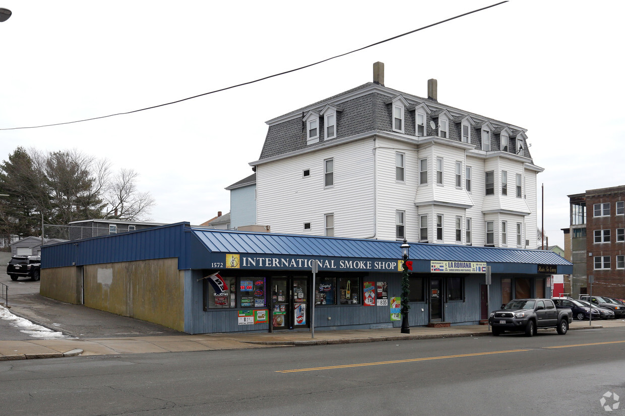 Primary Photo - 1572-1586 Pleasant St