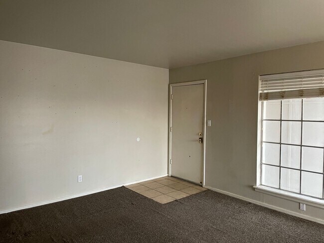 Foto del edificio - Upstairs unit at Willow Creek available now!