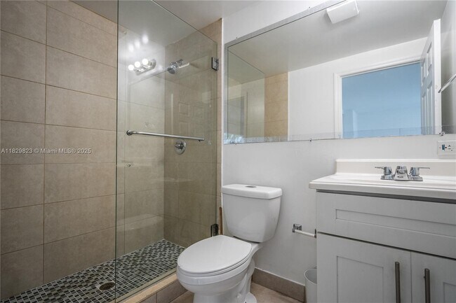Foto del edificio - 6971 Carlyle Ave