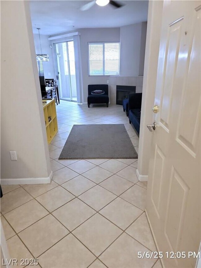 Building Photo - RESORT STYLE LIVING IN SOUTHWEST GATED COM...