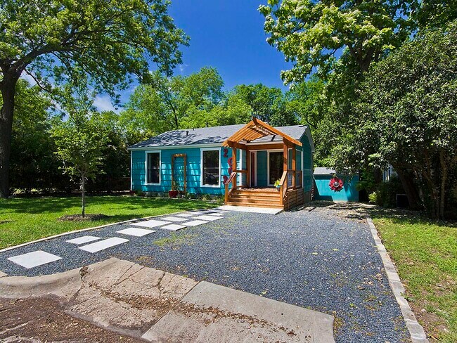 Building Photo - 2002 Rountree Dr