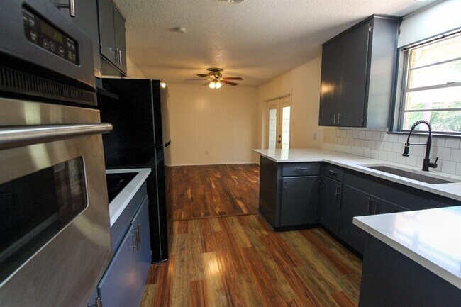 Building Photo - 1304 Woodlawn St