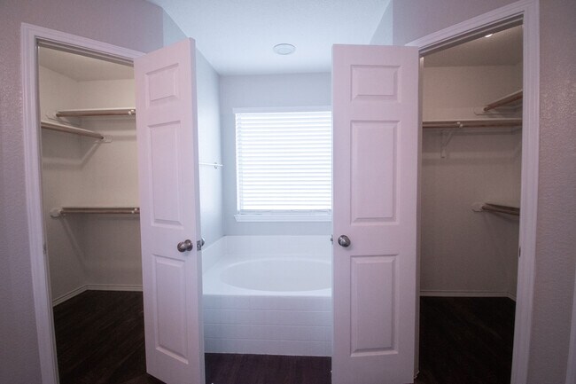 Building Photo - 5600 Shawn Dr