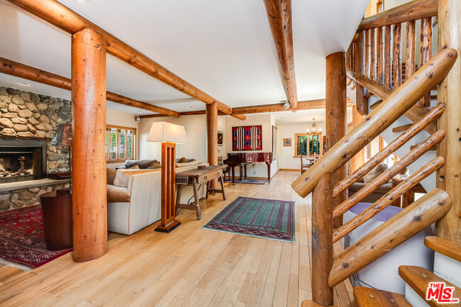 Building Photo - 454 E Rustic Rd