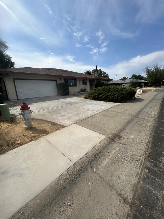 Building Photo - 7312 S Land Park Dr