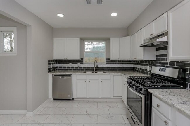 Building Photo - 5635 Belarbor St