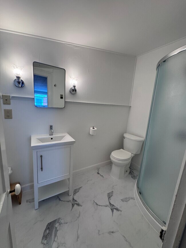 Baño nuevo - 38 Broad St