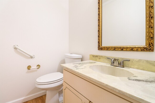 Foto del edificio - 6332 Chevy Chase Dr