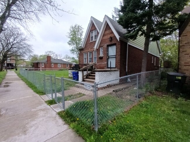 Building Photo - 4 bedroom 2 bath brick colonial NOW AVAILA...