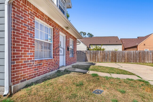 Building Photo - 123 Clairy Ct
